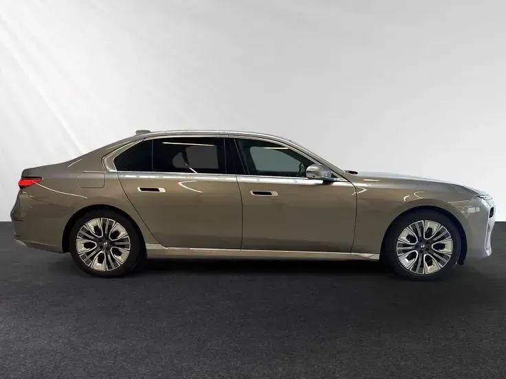 Gebraucht BMW 750e Sport Line 489 PS (359 kW) 2025 Oxidgrau metallic Limousine