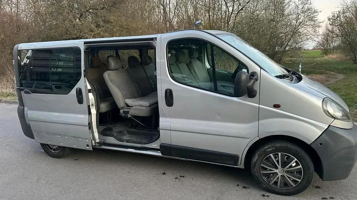 Używany Opel Vivaro 101 KM (74 kW) 2005 Szary Minivan