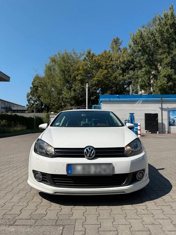 Weiß Gebraucht 2009 VW Golf VI R-line Limousine | 4.950 € (Etwas zu teuer) - Bild 1/4