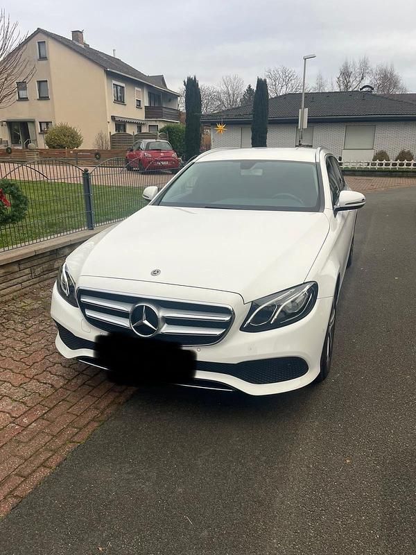 Weiß Gebraucht 2018 Mercedes E200 Kombi | 24.000 € (Fairer Preis) - Bild 1/4