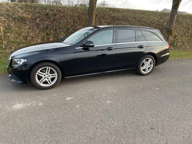 Gebraucht Mercedes E220 194 PS (142 kW) 2018 Schwarz Kombi