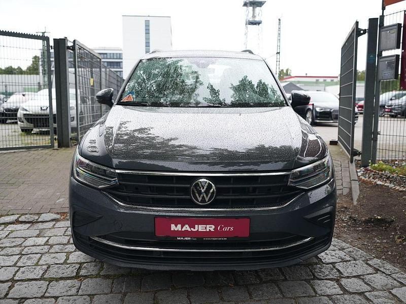 Grau metallic Gebraucht 2023 VW Tiguan Life SUV | 28.800 € (Fairer Preis) - Bild 1/4