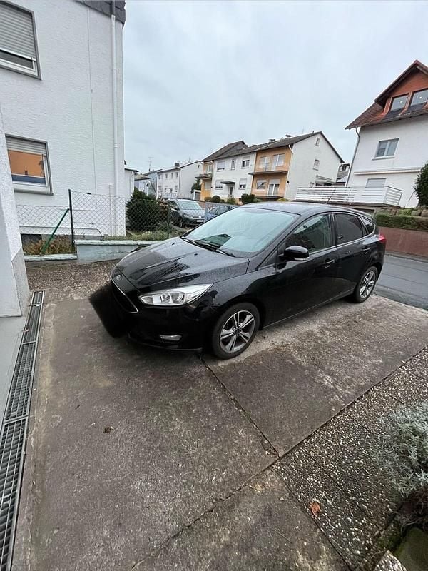Schwarz Gebraucht 2017 Ford Focus Limousine | 6.300 € (Superpreis) - Bild 1/4