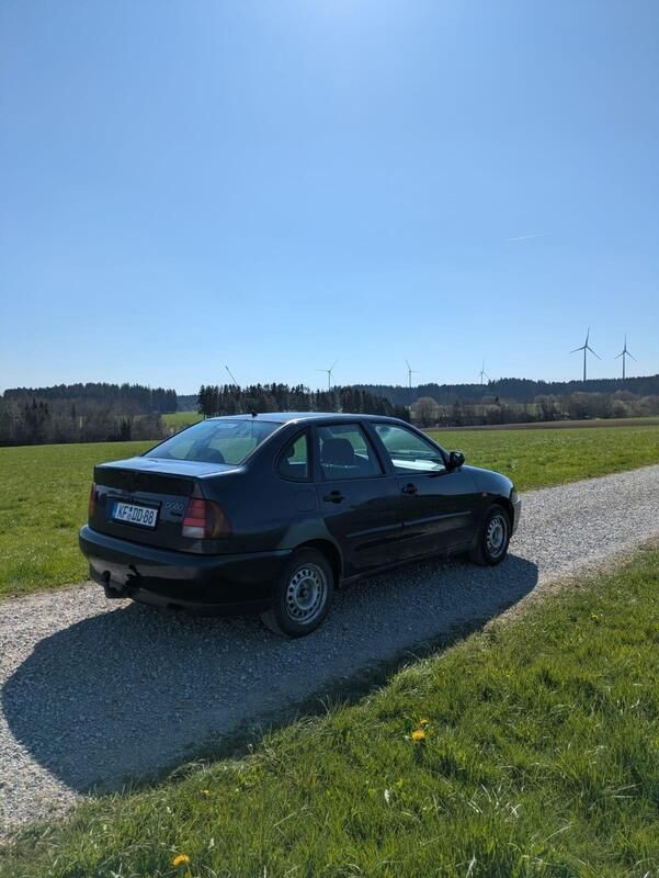 Blau Gebraucht 1997 VW Polo Classicline Limousine | 800 € (Guter Preis) - Bild 1/4