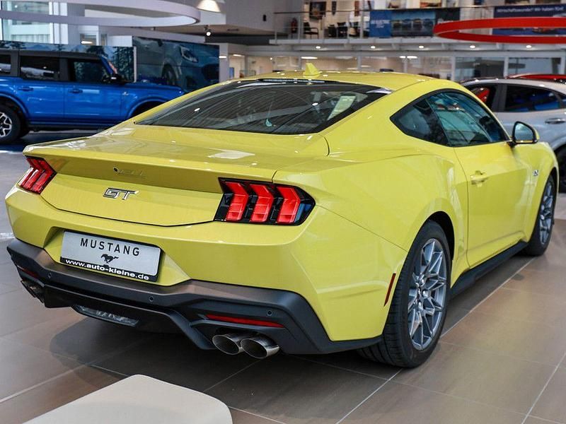 Neu Ford Mustang GT 446 PS (328 kW) 2025 Gelb Coupé