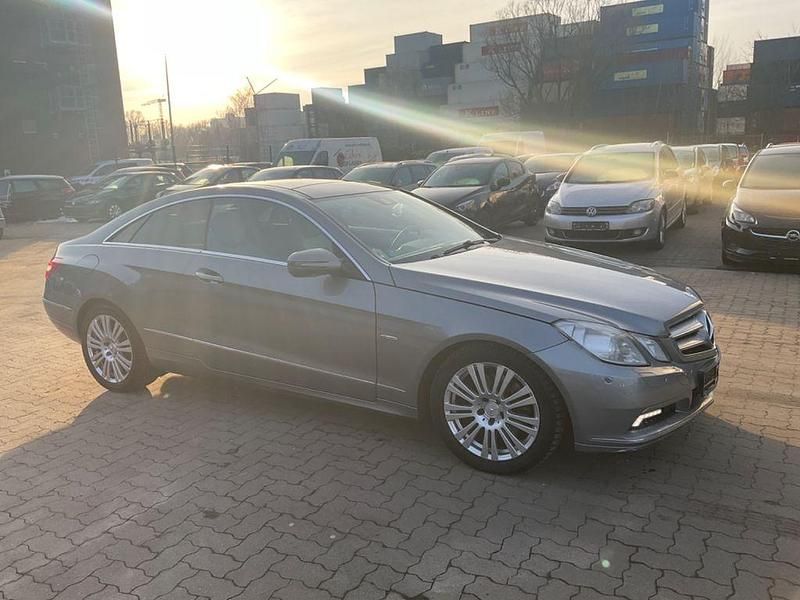 Gebraucht Mercedes E250 204 PS (150 kW) 2009 Silber Coupé
