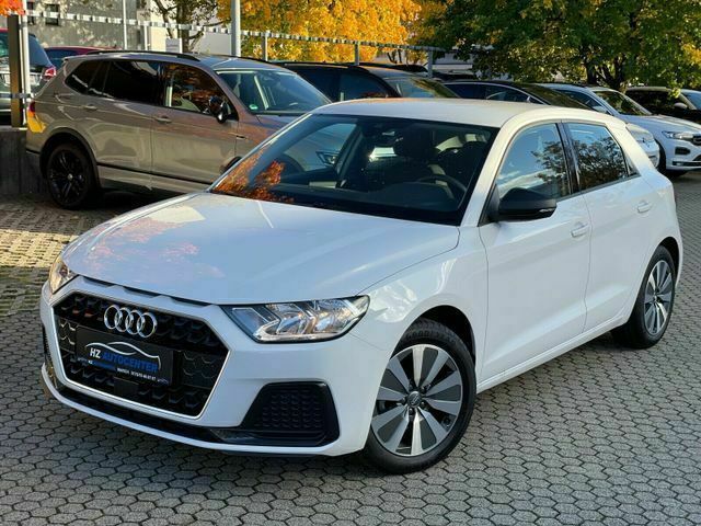 Weiß metallic Gebraucht 2020 Audi A1 Sportback Sport Kleinwagen | 22.999 € (Teuer) - Bild 1/4