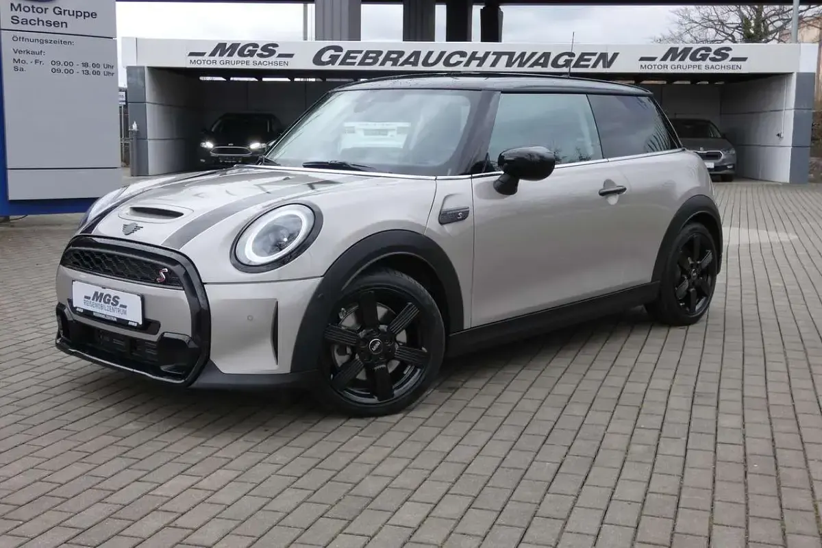 Gebraucht Mini Cooper S Premium 178 PS (130 kW) 2023 Rooftop grey metallic Kleinwagen