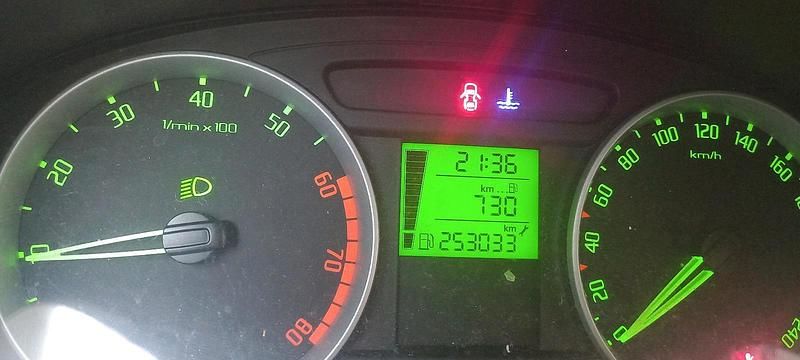 Schwarz Gebraucht 2009 Skoda Fabia Limousine | 2.200 € - Bild 1/4