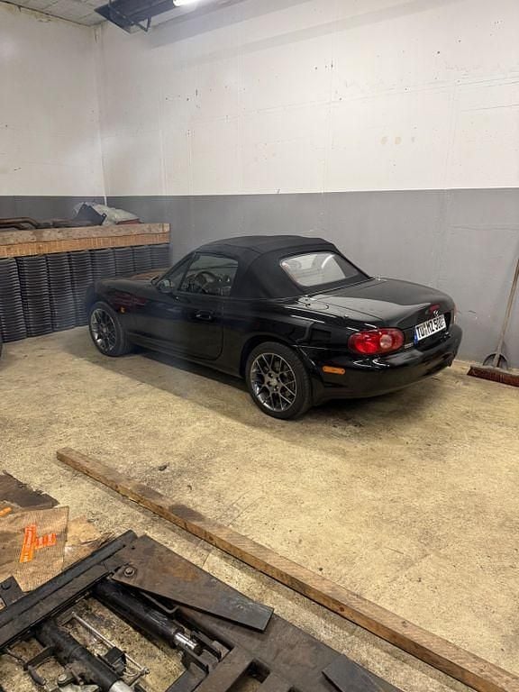 Second-hand Mazda MX5 145 CP (106 kW) 2004 Negru Cabrio