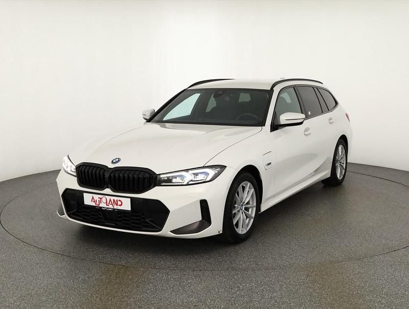 Weiß Gebraucht 2022 BMW 330e M Sport Kombi | 33.490 € (Fairer Preis) - Bild 1/4