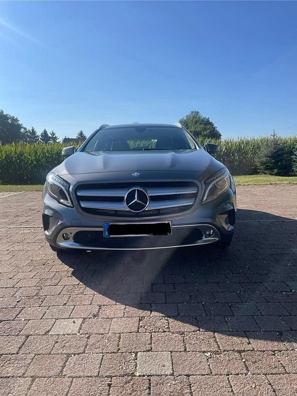 Grau Gebraucht 2016 Mercedes GLA220 SUV | 17.000 € (Guter Preis) - Bild 1/4