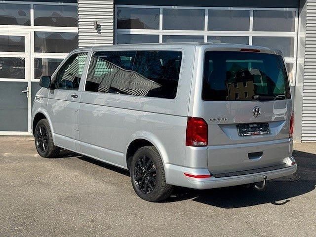 Gebraucht VW Multivan Family 150 PS (110 kW) 2021 Reflexsilber Van