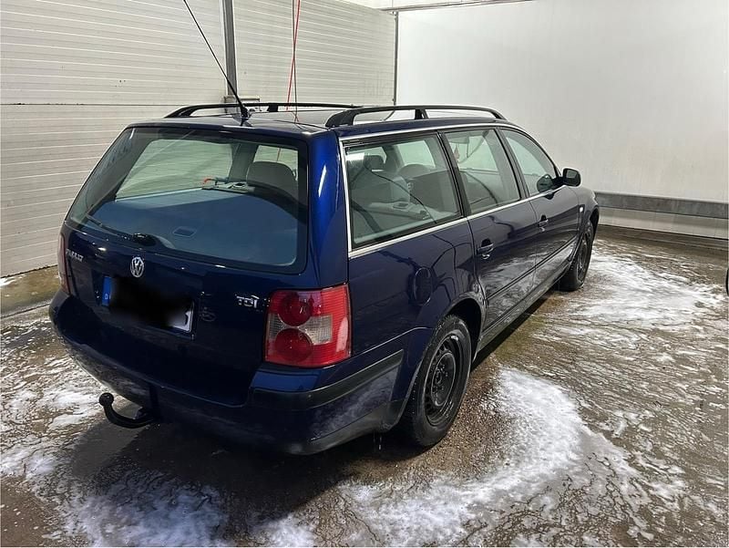 Blau Gebraucht 2001 VW Passat Kombi | 1.499 € (Guter Preis) - Bild 1/4
