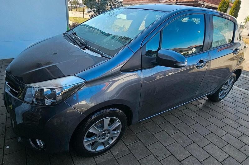 Gebraucht Toyota Yaris 69 PS (50 kW) 2014 Grau Kleinwagen