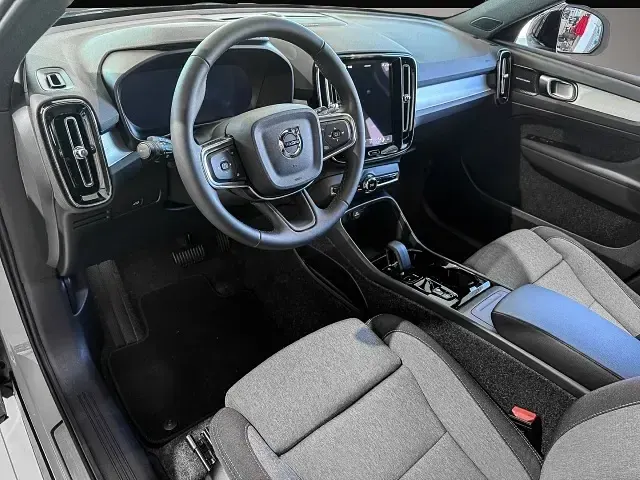 Neu Volvo XC40 Plus 163 PS (119 kW) 2026 Grau SUV