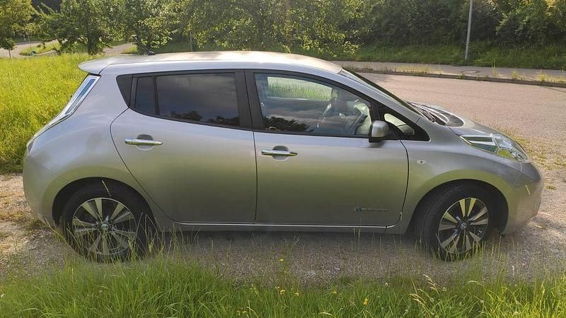Silber Gebraucht 2014 Nissan Leaf Tekna Kleinwagen | 7.500 € (Etwas zu teuer) - Bild 1/4