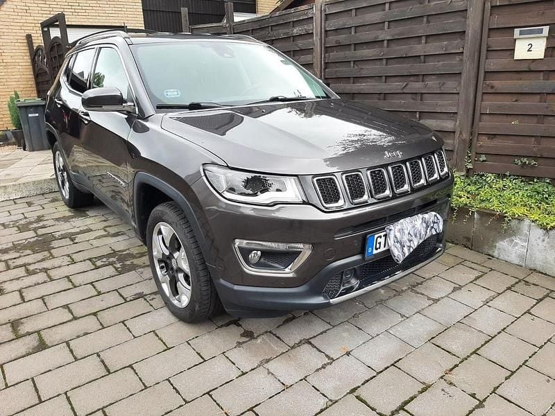 Grau Gebraucht 2018 Jeep Compass Limited SUV | 19.980 € (Etwas zu teuer) - Bild 1/4