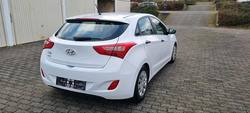 Gebraucht Hyundai i30 90 PS (66 kW) 2015 Weiß Limousine