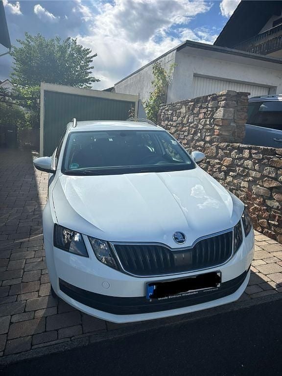 Weiß Gebraucht 2018 Skoda Octavia Ambition Kombi | 8.900 € (Superpreis) - Bild 1/4