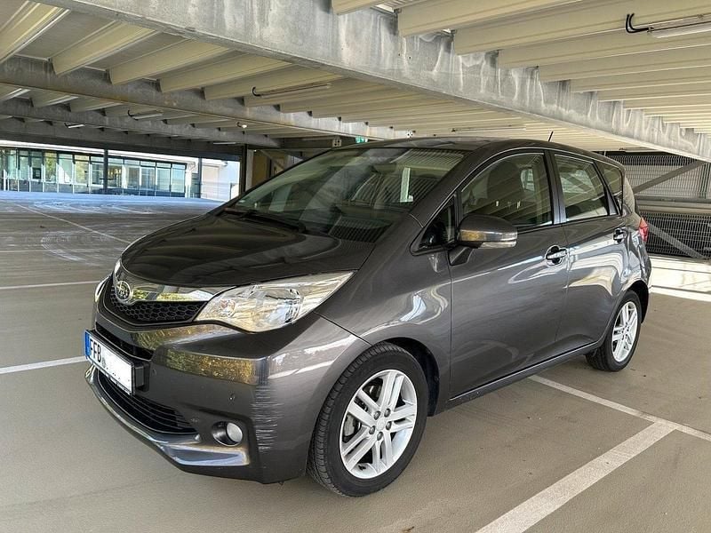 Grau Gebraucht 2011 Toyota Verso-S Kombi | 7.200 € (Guter Preis) - Bild 1/4