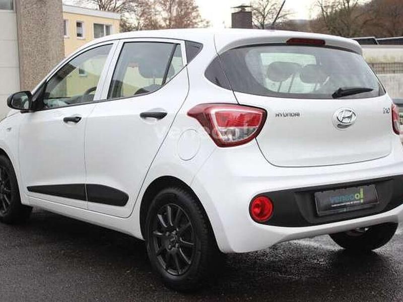 Gebraucht Hyundai i10 Classic 67 PS (49 kW) 2018 Weiß Kleinwagen