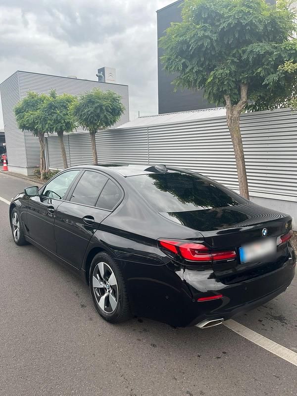 Schwarz Gebraucht 2020 BMW 520 Limousine | 27.200 € (Etwas zu teuer) - Bild 1/4