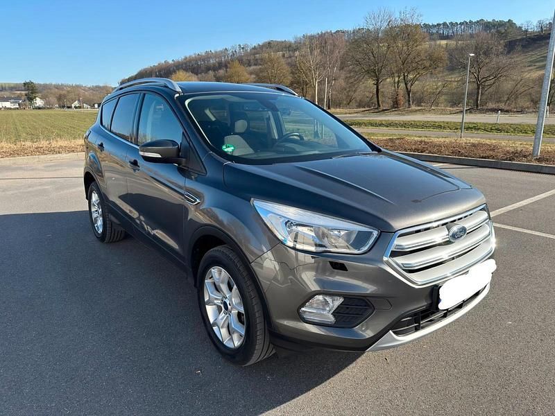 Gebraucht Ford Kuga 150 PS (110 kW) 2019 Grau SUV