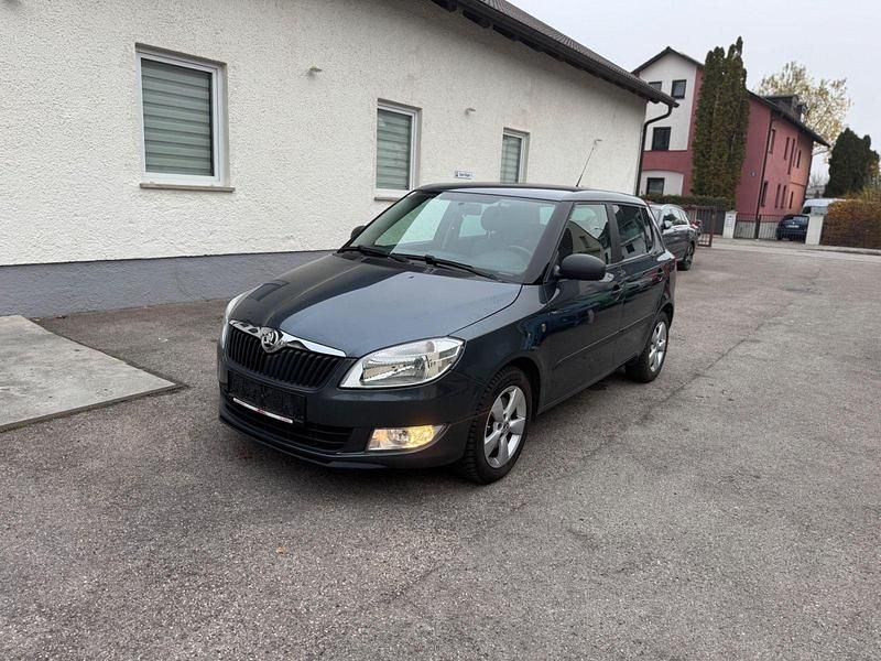 Grau Gebraucht 2014 Skoda Fabia Elegance Kleinwagen | 9.490 € (Fairer Preis) - Bild 1/4