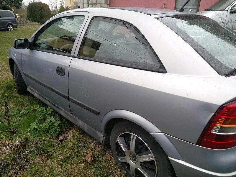 Second-hand Opel Astra 85 CP (62 kW) 2003 Argintiu Coupe