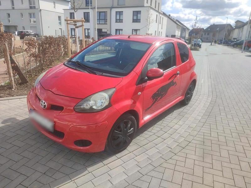 Gebraucht Toyota Aygo 68 PS (50 kW) 2009 Rot Kleinwagen