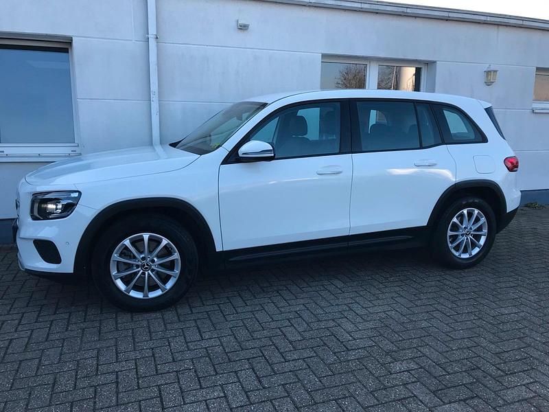 Weiß Gebraucht 2021 Mercedes GLB200 SUV | 24.950 € (Fairer Preis) - Bild 1/4