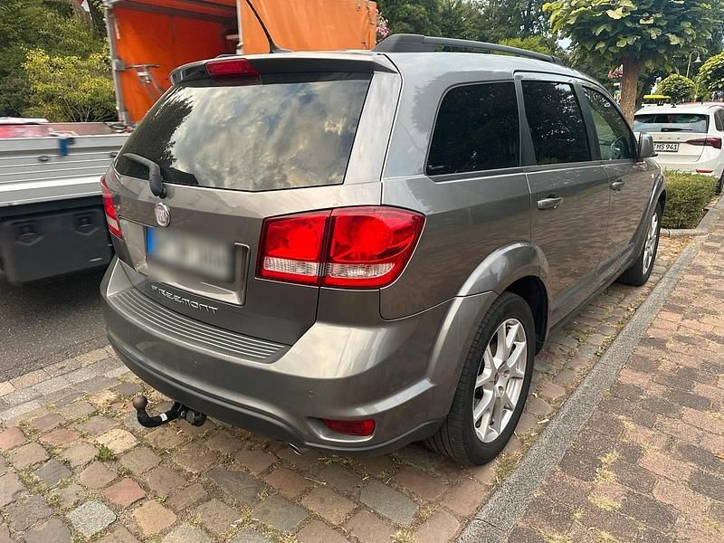 Gebraucht Fiat Freemont 140 PS (102 kW) 2012 Grau SUV