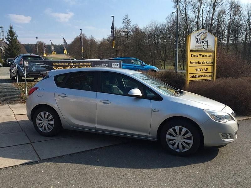 Gebraucht Opel Astra 140 PS (102 kW) 2012 Silber Limousine