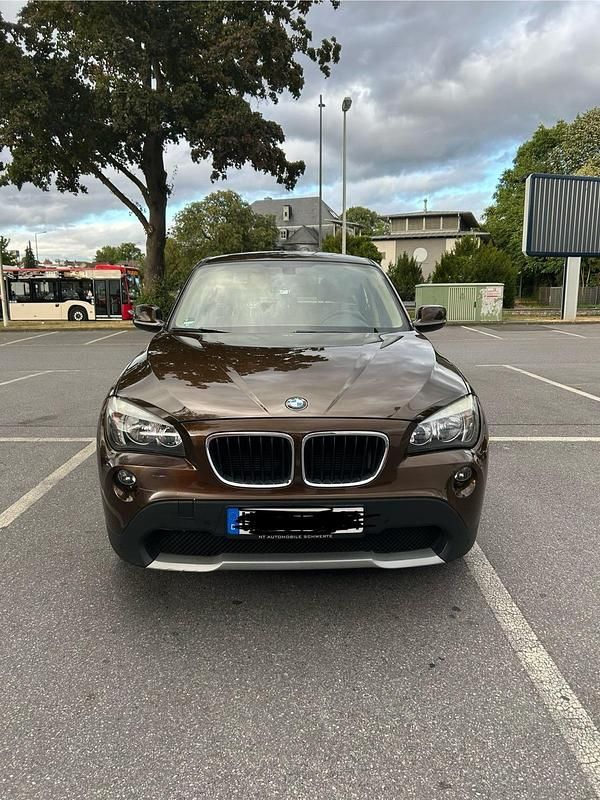 Braun Gebraucht 2011 BMW X1 SUV | 6.300 € - Bild 1/4