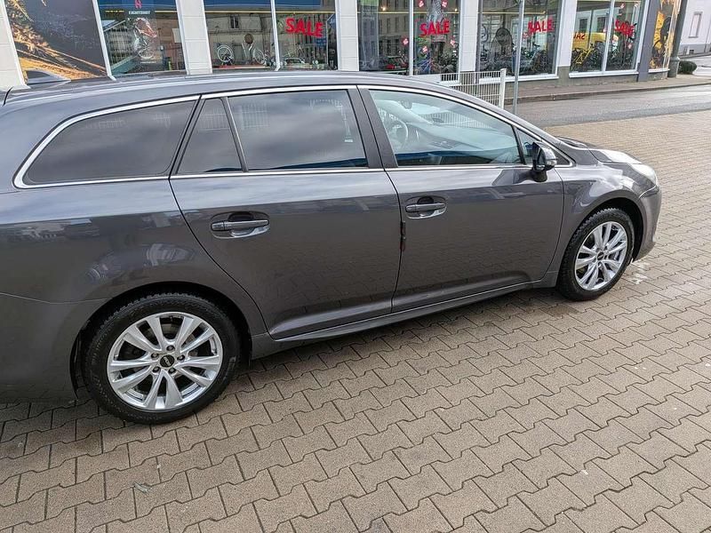 Gebraucht Toyota Avensis 147 PS (108 kW) 2017 Grau Kombi