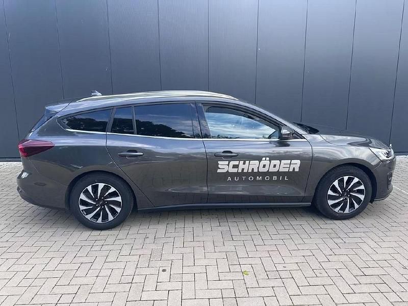 Gebraucht Ford Focus Titanium 125 PS (91 kW) 2025 Grau Limousine