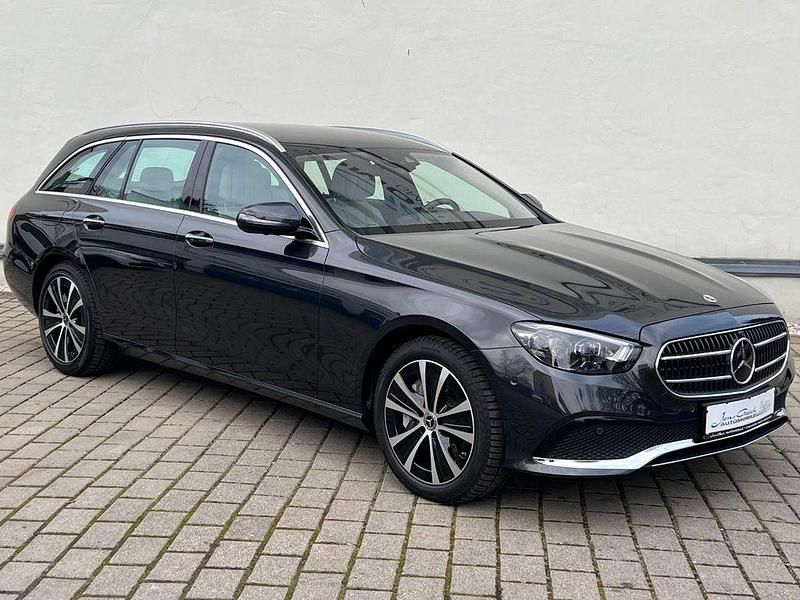 Grau Gebraucht 2021 Mercedes E300 Avantgarde Kombi | 43.985 € - Bild 1/4