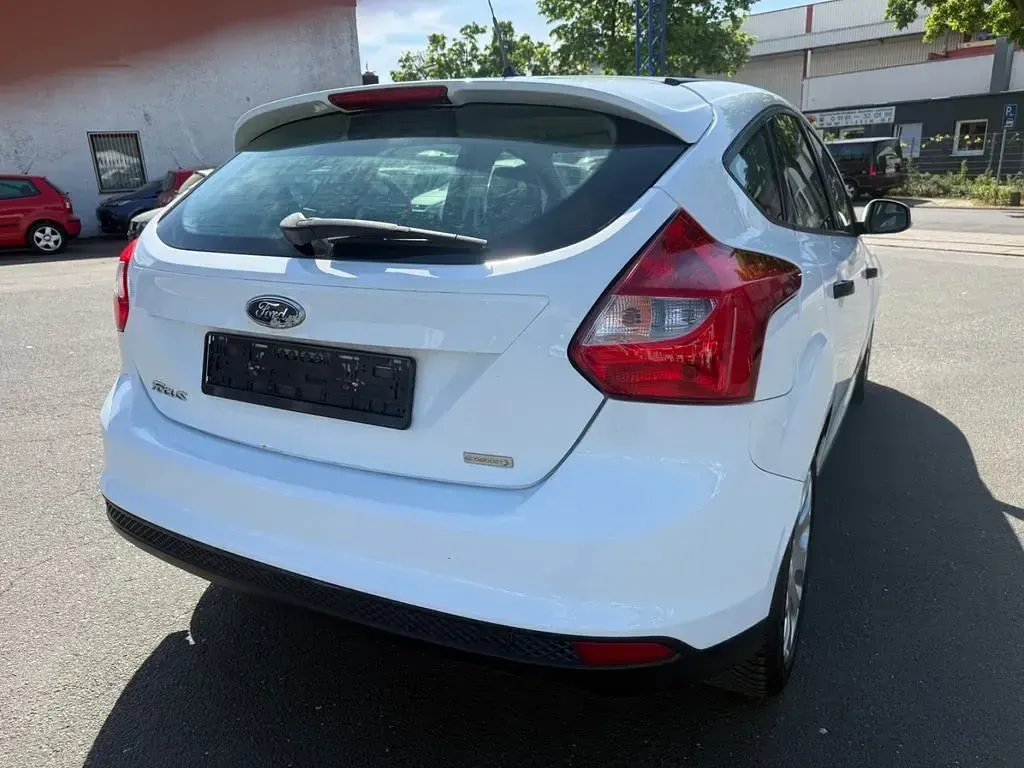 Usado Ford Focus Ambiente 101 CV (74 kW) 2013 Blanco Berlina