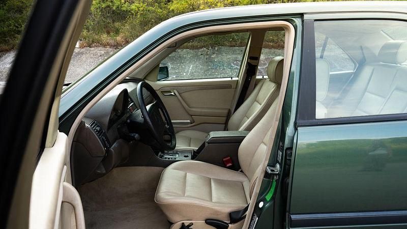Gebraucht Mercedes 220 150 PS (110 kW) 1995 Grün Limousine