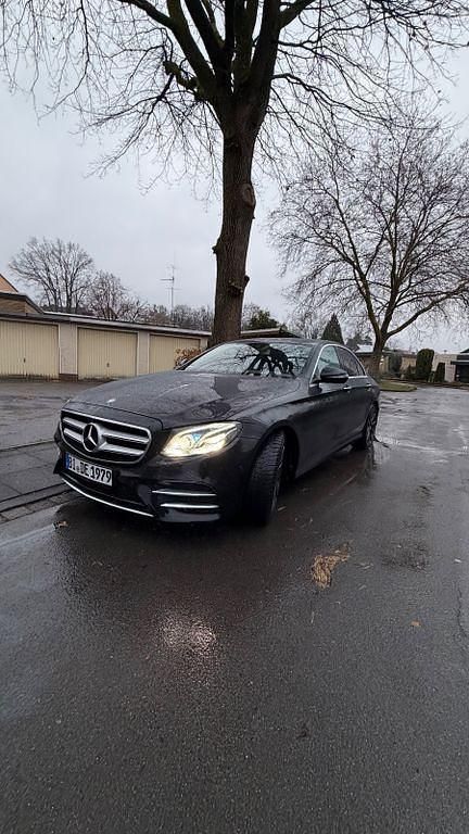 Schwarz Gebraucht 2016 Mercedes E350 AMG line Limousine | 22.800 € (Teuer) - Bild 1/4