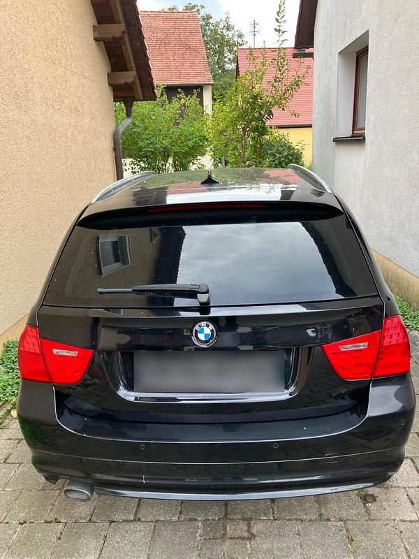 Gebraucht BMW 320 163 PS (119 kW) 2011 Schwarz Kombi