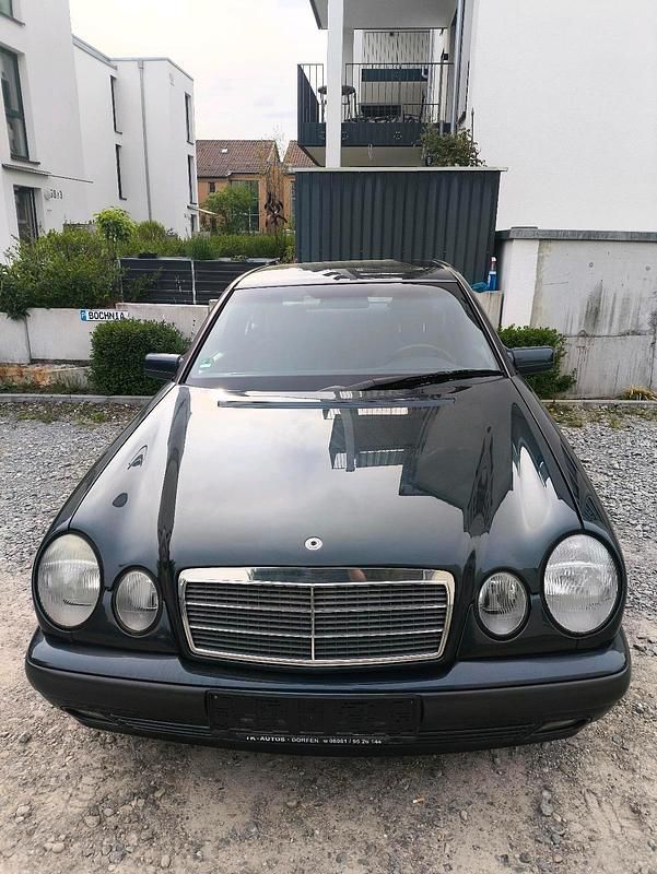 Second-hand Mercedes E280 204 CP (150 kW) 1997 Negru Berlinǎ