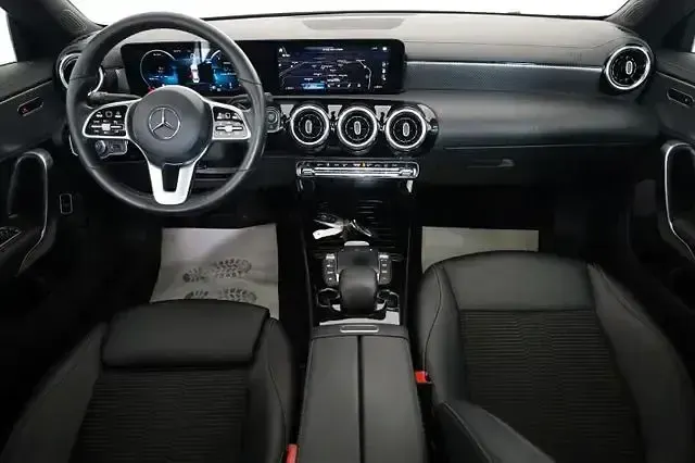 Gebraucht Mercedes CLA200 212 PS (155 kW) 2021 Kosmosschwarz  metalliclack (metallic) Coupé