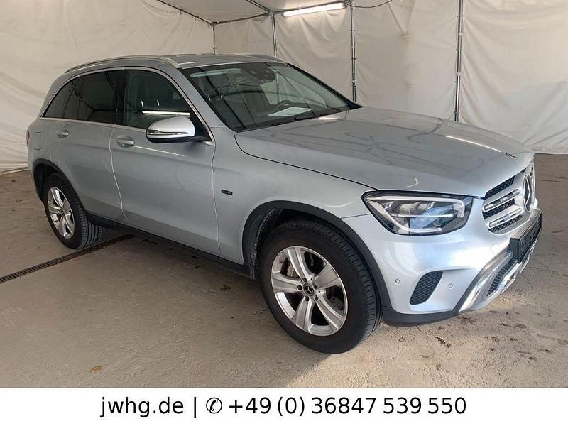 Gebraucht Mercedes GLC300e 306 PS (225 kW) 2021 Hightech silber (metallic) SUV
