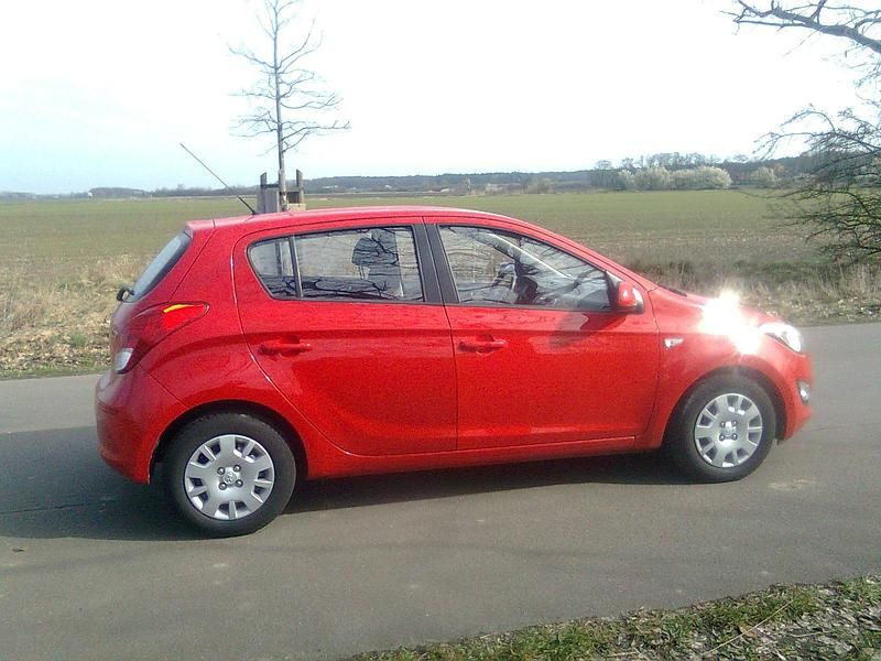 Gebraucht Hyundai i20 86 PS (63 kW) 2012 Rot Kleinwagen