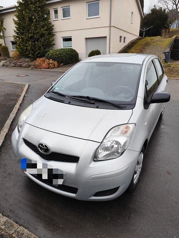 Gebraucht Toyota Yaris Cool 69 PS (50 kW) 2010 Silber Kleinwagen