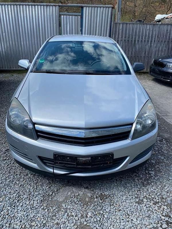 Używany Opel Astra Basis 90 KM (66 kW) 2006 Srebrny Coupe