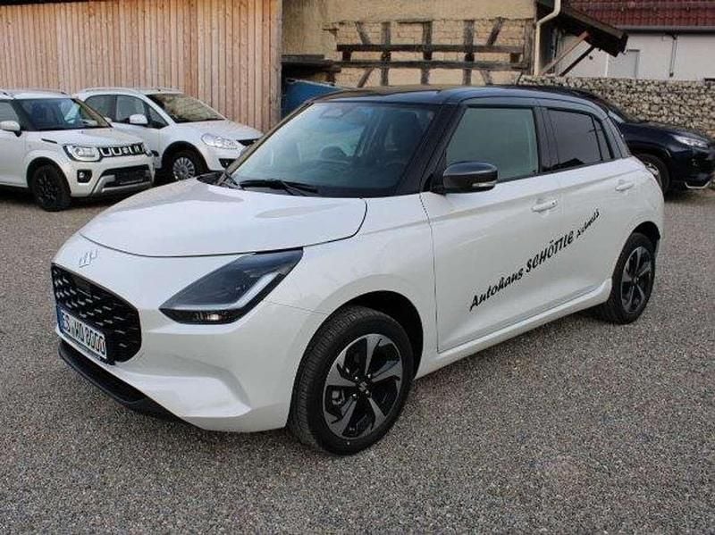 Pure white/mineral gray Gebraucht 2025 Suzuki Swift Comfort+ Kleinwagen | 20.999 € (Fairer Preis) - Bild 1/4