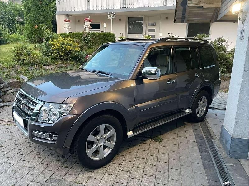 Braun Gebraucht 2016 Mitsubishi Pajero Top SUV | 28.500 € (Fairer Preis) - Bild 1/4
